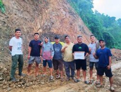 Gotong Royong, Pemuda Paguyaman Pantai Perbaiki Jalan Rusak