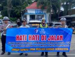 Satlantas Polresta Gorontalo Bagikan Helm Gratis di Simpang Lima Telaga, Edukasi Keselamatan Jadi Fokus Utama