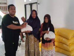 Aksi Sosial Pemuda di Dulupi Dapat Apresiasi Kades, 200 Warga Lansia Terima Bantuan Beras